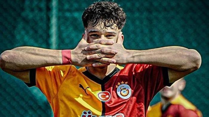 18 (on sekiz) yaşına girmek üzere olan Çağrı profesyonel sözleşmesi olmayan amatör lisanslı bir futbolcu olduğu için birçok farklı kulübün kendisiyle ilgileniyor olduğu da futbol camiasının içerisinde yer alan müvekkillerim tarafından doğal olarak öğrenilmiştir.Sezon başında Çağrı'yı kadrosuna katmak isteyen kulüplerin olduğu, bu kulüplerin oyuncunun bir sonraki satışından Galatasaray'a yüksek bir pay ödemeyi kabul edip Çağrı'yı transfer etmek istedikleri de müvekkillerim tarafından ifade edilmişti. Çağrı'nın daha 17 (on yedi) yaşında olduğu ve Galatasaray'ın kadro planlamasında yer almayacak ise transfer için muvafakatname izin vermeleri müvekkillerim tarafından Galatasaray Kulübü yetkililerinden rica edilmiştir. Ancak her defasında müvekkillerime net cevap verilmemiştir. O dönemde ise, bahsi geçen kulüpler arasında Fenerbahçe Spor Kulübü yoktu.Transferin son günü olan 06/02/2026 tarihinde Fenerbahçe Spor Kulübü'nden Galatasaray Spor Kulübü'ne resmi bir yazı gönderildiği bilgisi müvekkillerime iletilmiştir. Yazıda Çağrı'yla profesyonel sözleşme imzalamak ve bir sonraki satışından Galatasaray'a belirli bir pay ödemek istedikleri teklif edildiği bilgisi müvekkillerim ile paylaşılmıştı. Anılan yazıda Galatasaray'ın teklife olumlu bakması durumunda Fenerbahçe Spor Kulübü'nün yetiştirme bedelini de ödeyeceklerini ve muvafakatname onayını istediklerini beyan ettikleri müvekkillerim tarafından öğrenilmiştir.Bu noktada altını çizerek söylemek isterim ki müvekkillerim hiçbir kulüple sözleşme görüşmesi yapmamıştır.