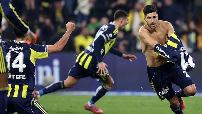 ‘ASENSİO KRİTİK DAKİKADA SAHNEYE ÇIKTI’
Gazetede Fenerbahçe’nin Kasımpaşa maçı özetlendi. İspanyol basını sahada Asensio dışında varlık gösteren ve daha fazla kazanma hırsı belirten başka bir oyuncunun olmadığını vurguladı. Ayrıca Asensio’nun takımı adına kritik dakikada sahneye çıktığı ve güzel bir gol attığını belirtildi. Bununla birlikte haberde ‘Kahramanca performans’ başlığı kullanıldı.