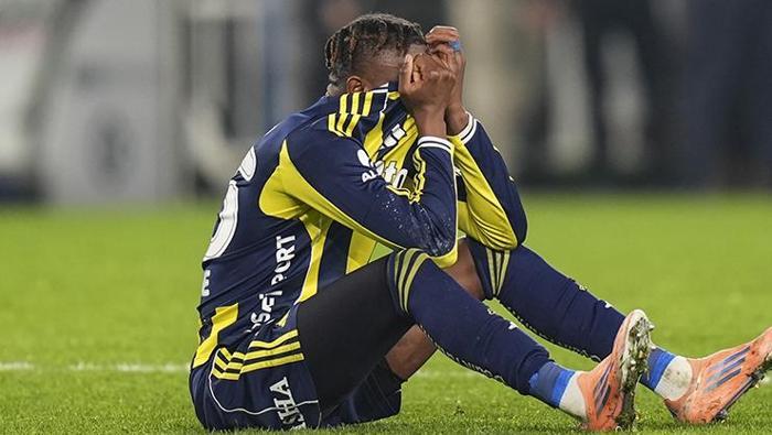 KADIKÖY'DE PROBLEM VAR
Bu arada Fenerbahçe için son aylarda Kadıköy’de işler yolunda gitmiyor. Sarı-Lacivertliler, iç sahada 3 kulvarda çıktığı son 10 karşılaşmada sadece 3 kez kazanabildi. Kanarya ligde Konyaspor ve Gençlerbirliği’ni yenerken, kupada ise ilk yarısını geride kapattığı maçta 1. Lig ekiplerinden Erzurumspor’u; Guendouzi, Talisca ve Asensio gibi isimler oyuna girince mağlup edebildi.