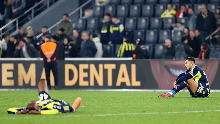 90+5'te Asensio ile gelen gol sonrası zirveye ortak olan sarı-lacivertli ekip 90+11. dakikada yenen gol sonrası büyük bir hayal kırıklığı yaşadı. Galatasaray'la olan puan kaybı 2'ye inse de kaçan zirve fırsatı camia da büyük bir etki yarattı.