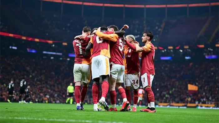 Şampiyonlar Ligi son 16 play-off turu rövanş maçında Galatasaray, Juventus'la deplasmanda karşılaşacak. Sarı-kırmızılılar organizasyonun lig aşamasını 3 galibiyet, 1 beraberlik ve 4 mağlubiyetle 20. sırada tamamlayarak son 16 play-off etabına yükseldi. Turun ilk maçında Juventus’u 5-2 yenen Galatasaray, rövanş karşılaşmasında her türlü galibiyet ve beraberliğin yanı sıra 2 farklı mağlubiyet halinde 