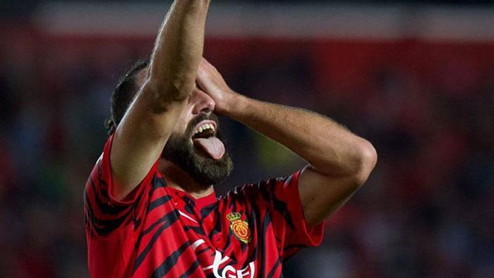 1.94 boyundaki yıldızın değeri 4.5 milyon euro. Yıldız golcü, 2019/20 sezonunda Fenerbahçe forması ile Süper Lig'de 32 karşılaşmaya çıkmış ve 15 gol - 6 asistlik bir performans sergilemişti.