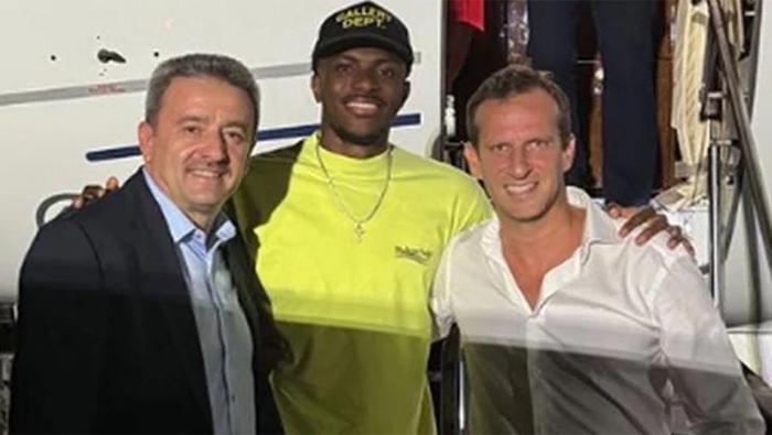 Osimhen'in, Galatasaray'a transfer süreci hakkında konuşan Gardi sözlerine şöyle devam etti “Elbette risk vardı. Özellikle ilk yıl kiralık geldiğinde. Zaman hızla ilerliyordu. Çok karmaşık bir ‘puzzle’dı: sorunlar, gelmeyen imzalar, ertesi gün kapanacak UEFA listesi... Napoli Havalimanı’nda telefonda görüşmeler yaptığım saatleri hatırlıyorum. O sırada İstanbul’da binlerce Türk taraftar oyuncuyu bekliyordu ve ben ‘Ya şimdi bir şey ters giderse?’ diye düşünüyordum.”