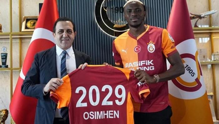 Ayrıca para sıkıntısı da yok gibi görünüyor: Osimhen 75 milyon avroya mal oldu. 