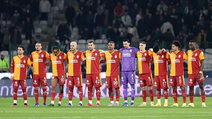 İstanbul’da oynanan turun ilk karşılaşmasında Galatasaray, rakibi Juventus’u 5-2 gibi tarihi bir skorla mağlup etmeyi başardı. Bu skorun ardından turu aralamayı başaran sarı-kırmızılı takım rövanş karşılaşması için İtalya’ya gitti.