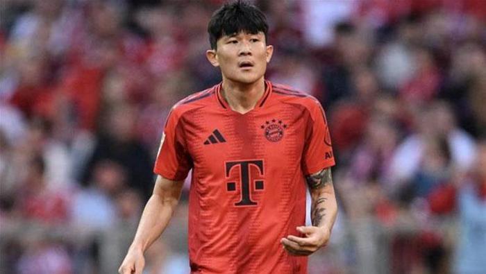 Bayern Münih’in sportif direktörü Max Eberl, geçen sezondan beri defans futbolcusu Kim Min-Jae’yi elden çıkarmayı düşünüyor. Geçtiğimiz yaz Suudi Arabistan’dan teklif gelmesine rağmen Min-Jae, Bayern Münih’ten ayrılmak istememişti.