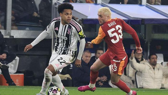 'Sindirdiler'
Tunç Kayacı: Böyle bir ilk yarı bekliyor muydunuz derseniz, bekliyordum. Çünkü rakibin İstanbul’da aldığı 5 gollü yenilgiden sonra kaybedecek bir şeyi kalmamış bir takım olarak oyuna böyle başlaması çok normaldi. Nitekim baskının yanı sıra sertlik dozunu bilinçli olarak artırıp Galatasaray’ı sindirmeyi başardılar. Özellikle hücumlarda uzun toplarda dönen topların hepsini hemen hemen Juventuslu oyuncular kazandı.