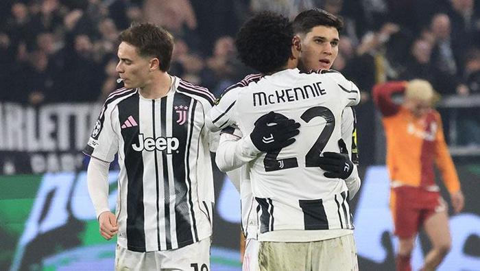 'Saldıracakları kaçınılmazdı'
Sedat Aydemir: İstanbul’da destan yazan kadroyu bozmayan Okan Buruk, yalnızca cezası biten Lemina’yı Yunus’un yerine tercih ederek, bir bakıma skoru koruma içgüdüsüyle merkezde güvenliği pekiştirmeyi, direnci ve fizikselliği yükselterek rakibin geçiş hücumlarını kontrol altına almayı hedeflemişti. Mevcut senaryoda ilk karşılaşmayı üç farklı kaybeden Juventus’un, ilk düdükten itibaren iştahlı biçimde saldıracağı kaçınılmazdı. Bu türden çift ayaklı etapların anahtarı da sabır ve konsantrasyondur. Temsilcimiz belli bölümlerde tempoyu düşürüp rakibi üstüne çekmeye çalışsa da ev sahibi ekip geride boşluklar vermeyecek kadar dikkatliydi.