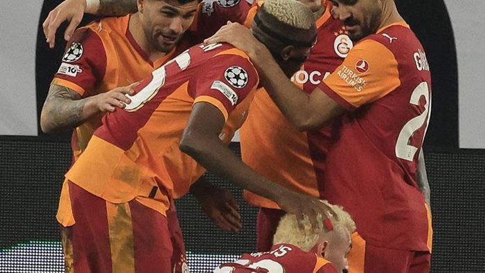 'Barış, Osimhen'i çıldırttı'
Serkan Akcan: Bir benzerini dün gece Torino’da gördük. Kelly’nin orta saha mücadelesinde Barış’ın ayağına basarak kırmızıyla atılması Torino’nun havasını derinden değiştirebilirdi. Elbette, Okan Buruk ve futbolcuları 11-10 üstün oynadıklarının farkında olsalardı. Kırmızı kartın ardından Galatasaray sahada anlamsız bir panik havasına kapıldı. Juventus’un 10 kişiyle yaptığı baskıyı kıramadıkları gibi bol pozisyon verdiler. Bu baskıyı kırmak için Okan hoca Sane ile Boey’i oyuna sürdü. Sane girdikten sonra sola geçen Barış Alper Yılmaz topu önüne aldığında gücüyle kaleye kadar gitmeyi bir şekilde başarıyordu. Ne var ki, Osimhen daha müsaitken Barış’ın önündeki savunma duvarına hem de sol ayağıyla şut atması Nijeryalı santrforu haklı olarak çileden çıkardı. Bir sonraki pozisyonda ise Osimhen Barış’a inat dar açıdan öylesine hırsla topa vurdu ki, o fotoğraf bile yaşanan gerginliğin ve paniğin ispatıydı.