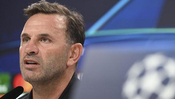 'Buruk düşünmeli'
Serkan Akcan: Galatasaray’da bunlar yaşanırken Juventus maçı 2-0’a getirince panik kulübeye kadar yayıldı. Okan hoca Sara’yı çıkarıp Yunus’u almak varken İlkay’ı sahaya sürerek acayip yanlış bir karara imza attı. Sahada koşacak hali olmayan İlkay’ın takım arkadaşlarını sahada eliyle sakinleştirmeye çalışmaktan başka bir katkısının olmayacağı açıktı. İnanılacak gibi değil ama üstüne 10 kişilik Juventus maçı 3-0’a getirdi. Bu turun ardından Okan Buruk şapkasını önüne alıp düşünmeli. Neden 11-10 kalındığında Yunus’u değil İlkay’ı aldım, neden Sara’yı 71 dakika oyunda tuttum, neden tel tel dökülen Jakobs’a 3-0’a kadar sabrettim diye.