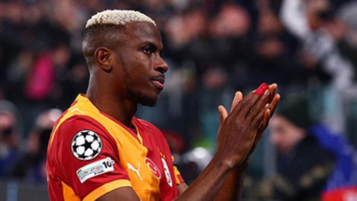 'OSİMHEN SEVİNMİYOR'
“Övsem dert övmek lazım Galatasaray’ı ama Juventus daha ne yapsın. Neye maruz kaldık? Adamların pili bitti en son artık. Osimhen gol atıyor sevinmiyor. Osimhen sevinmiyor! Oyundan dolayı mı sevinmiyor, mutsuz da mı sevinmiyor. Ben olsam maç sonu sorarım. Bir şey var. Rize’ye de gol attı sevinmedi. Juventus maçında da ilk 5-2’den sonra da bir şeyler oldu.”