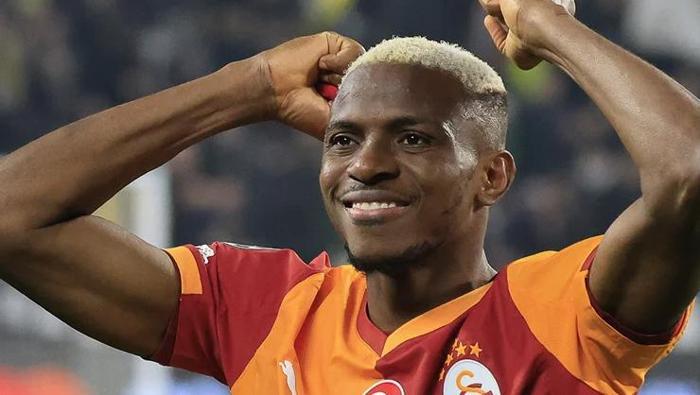 Osimhen aynı zamanda Galatasaray tarihindeki en golcü 4. yabancı futbolcu konumunda. SarıKırmızılı formayla tüm kulvarlarda 65 resmi maça çıkan Osimhen, bu karşılaşmalarda 53 kez rakip fileleri havalandırdı. Kulüp tarihindeki en golcü yabancı oyuncular listesinde Mauro Icardi 76, Gheorghe Hagi 72 ve Milan Baros 61 golle sıralanıyor.