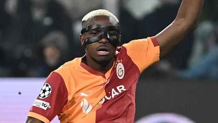 27 yaşındaki santrfor, bu sezon Şampiyonlar Ligi’nin gol krallığında 4. sırada yer alıyor. Sezon başından beri çıktığı 8 Şampiyonlar Ligi maçında 7 kez ağları sarsan Osimhen, gol krallığında Manchester City’nin santrforu Erling Haaland ile 4. sırayı paylaşıyor. Bu alanda Real Madrid’in yıldızı Kylian Mbappe 13 golle zirvede yer alırken, Fransız oyuncuyu 10 golle Newcastle Unitedlı Anthony Gordon ve 8 golle Bayern Münihli Harry Kane takip ediyor.