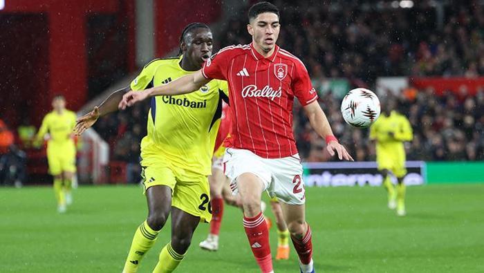 Alkışlarla veda
Diziliş 3-5-2’ydi. Kalede Tarık vardı. Yiğit Efe, Guendouzi ve Mert savunma üçlüsünü oluşturdular. Sadece 20’lik Yiğit stoper bu arada! Nene, Kante, İsmail, Oğuz, Brown ortadaki 5’liydi. Cherif ile Kerem de ileri uçtaki ikili. Eldekiler böyleydi ve onların üzerine kurulacak başka bir sistem mümkün değildi. İlk maçtaki avantajı cepte hisseden Pereira da keyfi rotasyon yapmıştı, Premier League’i düşünerek... İlk yarıda Nottingham’ı sürklase etti Fenerbahçe. Kerem ile bir gol attı, iki çok net fırsatı değerlendiremedi. Soyunma odasından dönüşte Pereira’nın 4 oyuncu birden değiştirmesi, İngilizler’in içinde bulunduğu çaresizliğin özetiydi. Fenerbahçe, Kerem ile ikiyi buldu; dahası da olabilirdi, olmadı. Hudson-Odoi’nin golü, iki aşamalı maçların nasıl oynanması gerektiğini hepimize öğretti. Fenerbahçe elendi, ama mücadelesiyle kocaman alkışları hak etti. Zaten böyle oynarsan yenilirsin sadece, kaybetmezsin!