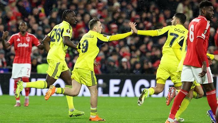 Tur gelmedi ama...
Kerem Aktürkoğlu, sahada Asensio gibi bir virtüöz olmamasına rağmen gösterdiği koşulara istediği pasları alınca büyük fark yaratacağına inandı. Fenerbahçe de Cherif ile burayı ısrar ve başarıyla işlemeyi sürdürdü. Buradan ilk yarıda bir gol çıkardı, devre biterken ikinciyi çok net kaçırdı. Devre arası dönüşü ise bir penaltıyla senaryoyu turu geçmek için istediği kıvama getirmeyi başardı. Ama bu çaba tura yetmedi. Fenerbahçe’nin dün gece eksiklerine rağmen sergilediği mücadele saygıyı fazlasıyla hak ediyor. Tur gelmemiş olabilir ama Tedesco ve eksik kadrosunun baş kaldırışı görülmeye değerdi.