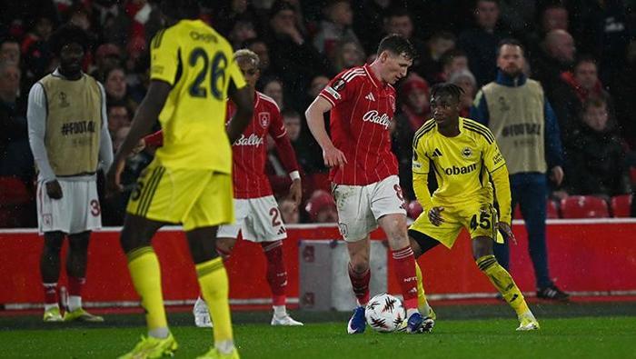 Fenerbahçe, Nottingham deplasmanında yedi oyuncusundan faydalanamadı. Fred ve Oosterwolde cezaları nedeniyle; Ederson Moraes, Anderson Talisca, Edson Alvarez, Milan Skriniar ve Çağlar Söyüncü de sakatlıkları nedeniyle kadroda yer alamadı. Kaleci Mert Günok ve Anthony Musaba da Avrupa kadrolarına dahil edilmediği için maçta oynayamadı.