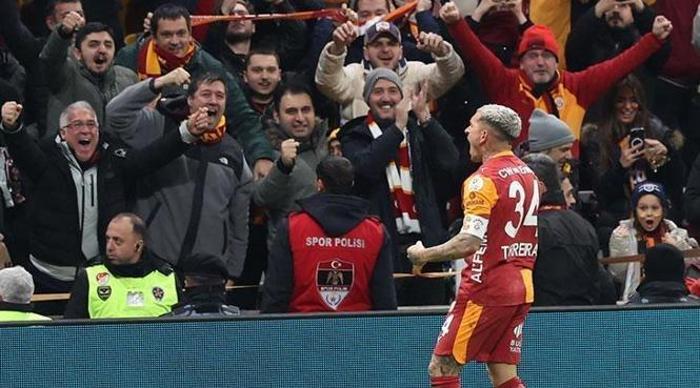 ASLAN 3 PUANI ALDI
Trendyol Süper Lig'in 24. hafta mücadelesinde Galatasaray, Alanyaspor'u konuk etti. Torino'da Juventus ile 120 dakika oynayarak UEFA Şampiyonlar Ligi'nde son 16 turuna kalan Aslan, Akdeniz ekibi karşısında da 3-1'lik skorla kazanmayı başardı. Puanını 58'e yükselten Cimbom, haftayı lider tamamlamayı garantiledi.