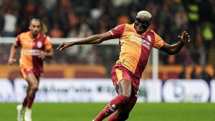 OSIMHEN'DEN 1 GOL 1 ASİST
Sarı-kırmızılı takım 3 puanı 3 golle alırken Juventus'a karşı fileleri havalandıran Victor Osimhen, Alanyaspor'u da boş geçmedi. Maçta skor 1-1'ken Osimhen'in röveşatası, Torreira'ya pas oldu. Penaltı noktasının önünde diziyle topu önüne iyi alan Torreira, bekletmeden vurup kalenin ortasından ağları havalandırdı. Nijeryalı yıldız böylelikle ilk yarıyı asistle tamamlamış oldu.
