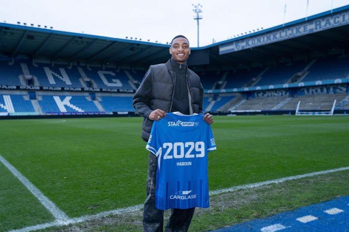 BELÇİKA U-19'DA FORMA GİYDİ
19 yaşındaki merkez orta saha oyuncusu; fiziksel kapasitesi, oyun disiplini ve gelişime açık yapısıyla teknik heyetin ilgisini çekti. 1.88 boyundaki sağ ayaklı futbolcu, merkezde iki yönlü oynayabilmesiyle öne çıkıyor. Savunma ile hücum arasındaki bağlantıyı kurabilen, geçiş oyununa yatkın ve top kazanma oranı yüksek bir profil çizen Kenan, Belçika U19 Milli Takımı’nda forma giydi. Ancak A Milli Takım tercihini henüz netleştirmiş değil.