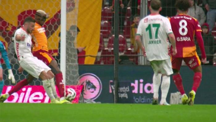 G.SARAY'IN PENALTI BEKLEDİĞİ POZİSYON
Deniz Çoban: 'Sahada çok kolay verilebilecek bir pozisyon değil ve VAR'ın karışamayacağı bir karar olduğunu düşünüyorum. Aliti burada kendini topa vurmaya ayarlamış, Osimhen çok daha erken davranmış. Eğer Osimhen burada rakibin direkt olarak savurduğu ayağının önüne ayağını koysa hücum faul kabul. Ama bütün açıları izlediğim zaman şunu görüyorum ki Osimhen önceliği almış, ayağını yere koymuş, topa da dokunmuş ama arkadan gelen Aliti önce Osimhen'in ayağına sonra topa vurmuş. Ben burada penaltı verilse çok daha doğru olacağı fikrindeyim ama bir kez daha altını çizeyim bu kadar küçük farkı sahada hakem çözemedi diye de eleştiremem.'Bülent Yıldırım: 'Çok zor pozisyonlardan bir tanesi. Osimhen'in toptan daha önce adımı oraya koyarak Aliti'nin planlanmış refleksif hamlesini kısıtladığını düşünüyorum. Ben de hakem gibi buna hücum faul diyorum.'Bahattin Duran: 'Hakemin kararı doğru. Benim için de Osimhen ayağını açıp rakibin önüne koymuş. Gelip topa dokunsa ve önüne alsa penaltı derdim ama ayağını önüne koyuyor. Bence faulü Osimhen yapıyor. Ben de penaltı olmadığını belirtiyorum.'