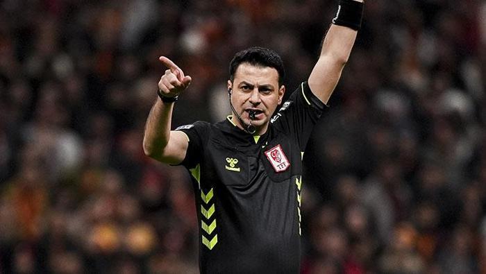 KARARLARI TARTIŞILDI
Trendyol Süper Lig'de Galatasaray ve Alanyaspor arasında oynanan maçta düdük çalan hakem Ali Şansalan'ın kararları çok tartışıldı.