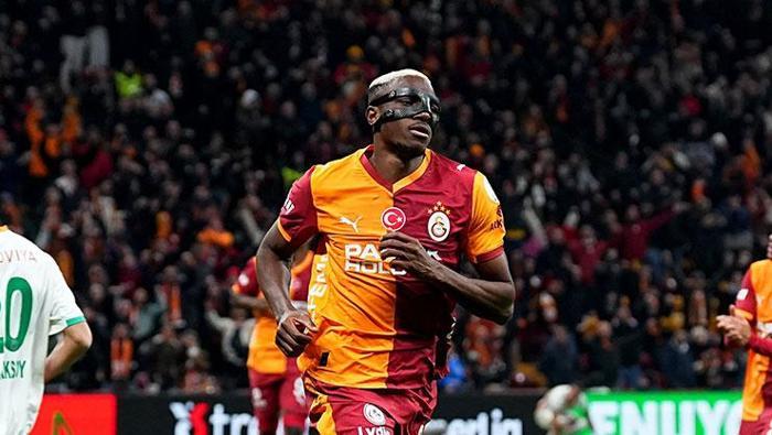 OSIMHEN GOL SAYISINI 17'YE ÇIKARDI
Trendyol Süper Lig’in 24. haftasında Galatasaray, RAMS Park’ta Corendon Alanyaspor ile karşı karşıya gelirken, sarı-kırmızılıların üçüncü golü Nijeryalı futbolcu Victor Osimhen’den geldi. Müsabakanın 83. dakikasında Alanyaspor kalecisi Paulo Victor’un hatalı pasında araya giren Osimhen, ceza sahası içinde Victor’u geçip, meşin yuvarlağı boş kaleye gönderdi ve skor 3-1 oldu. 27 yaşındaki futbolcu böylece bu sezon Süper Lig’de 10. golünü kaydetti. UEFA Şampiyonlar Ligi’nde de 7 golü bulunan toplamdaki gol sayısını 17’ye çıkardı.