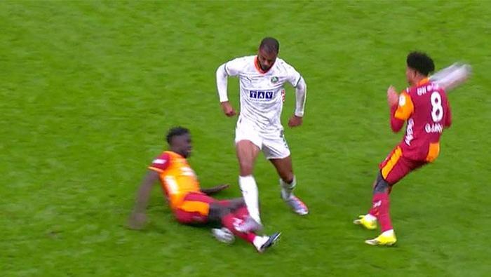 MOUNIE'NİN DAVINSON'A MÜDAHALESİ
Bülent Yıldırım: 'Çok sınırda bir hamle yapmış Mounie. Taban oturmuyor, güç transferi tam gerçekleşmiyor. Buna bir hakem kırmızı kart gösterse saygı duyarız hiçbir şey diyemeyiz. Bu açıyla sarı kartın desteklenecek tarafları var.'Deniz Çoban: 'Bülent hocanın söylediği her şeye katılıyorum. Bu sahada kırmızı kart çıksa bir şey diyemeyeceğiniz bir pozisyon. Oyuncu ne yaptığının farkında ve basmama gayretinde. Bu haliyle sarı kartın yerinde olduğunu düşünüyorum ama hakem sahada kırmızı kart gösterse de itiraz etmezdim.'Bahattin Duran: 'Ben sahada kırmızı kartı daha çok desteklerdim. Sarı kartı da kabul ederdim.'