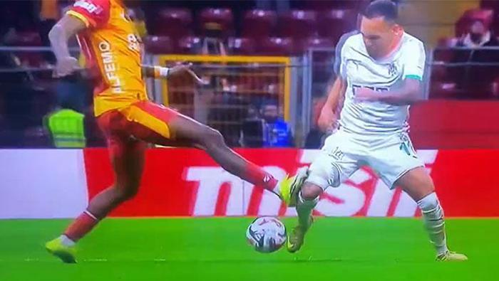 SINGO'NUN SARI KART GÖRDÜĞÜ POZİSYON
Bülent Yıldırım: 'Şu pozisyonda tartışılacak hiçbir şey yok. Sabahtan akşama kadar kırmızı kart bu.'Deniz Çoban: 'Amasız, fakatsız, lakinsiz kırmızı kart. UEFA'nın verdiği yaralayıcı faulün her durumuna uyuyor.'Bahattin Duran: 'Sahada çok net kırmızı kart. VAR müdahale etmeliydi.'