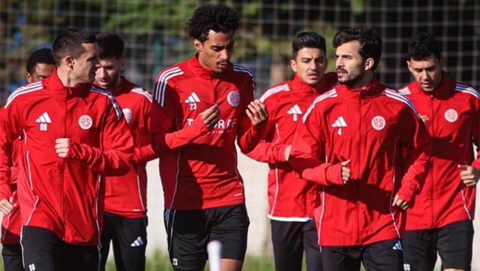 Fenerbahçe'de Antalyaspor maçı öncesinde 6 oyuncu sarı kart ceza sınırında bulunuyor. Sakatlığı sebebiyle yarınki maçta forma giyemeyecek kaleci Ederson'un yanı sıra Nelson Semedo, Archie Brown, Kerem Aktürkoğlu, Anthony Musaba ve Mert Müldür kart sınırında yer alıyor. Bu futbolcular yarın kart görmeleri durumunda bir sonraki hafta oynanacak lig maçında forma giyemeyecek. 23 puanlı Antalyaspor’da ise Doğukan ve Ege sakat.