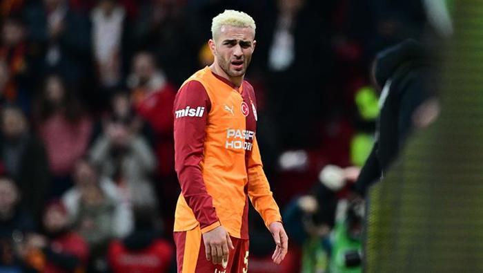 “Sol kanat, Jakobs, Eren Elman'ı ve Noa Lang... Hiç uzatmayın. Galatasaray'ın sol açığı Barış'tır. Barış, Jakobs, Galatasaray'ın sol kanat oyuncularıdır. Sağ kanatta da hiç uzağa gitmeyelim. Orada Sacha Boey oynar, Sane oynar. Iyi bir Sacha Boey, Sallai'den daha iyi oyuncudur. Sacha Boey, Sane, Jakobs, Barış. Böyle fantezilere giriyorlar sosyal medyalarda. Buldumcuklar oluyor. Buldum. Ya Noa Lang övebilirsin. Sen kendi çapında bunları yapabilirsin. Noa Lang iyi oyuncu, evet. Ama daha değil. Daha bir sol açık değil.