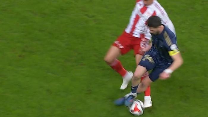 İSMAİL YÜKSEK'E YAPILAN MÜDAHALEDE DEVAM KARARI DOĞRU MU?
Deniz Çoban: Hakemin maç içerisinde kararları tutarsızdı. Bence net bir faul. Ama hakem atladı.Bülent Yıldırım: Aynı fikirdeyim. İlk 20-30 dakika o kadar hayretler içinde izledim ki, faul verdiği zaman neden verdiğini devam dediğinde neden devam ettirdiğini anlayamıyorum. Bu pozisyon net bir faul.Bahattin Duran: Ben de sizinle aynı fikirdeyim. Alper Akarsu'nun maçta verdiği ve vermediği fauller maça damga vurdu.