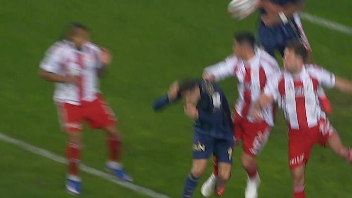 FENERBAHÇE'NİN PENALTI BEKLEDİĞİ POZİSYONDA DEVAM KARARI DOĞRU MU?
Bülent Yıldırım: Antalyasporlu oyuncunun bir müdahalesi var. Temas ettiği anda kuvvet uygulamadan çekiyor. Mert kendisini kolaylıkla bırakıyor. Bence penaltı yok. Devam kararı doğru.Deniz Çoban: Ben de devam kararının doğru olduğunu düşünüyorum. Oyuncu yükseliyor. Vurmuyor. Mert'te bunu hissedince onu kullanmaya çalışıyor. Burada bir ihlal yok.Bahattin Duran: Bence de devam kararı doğru.