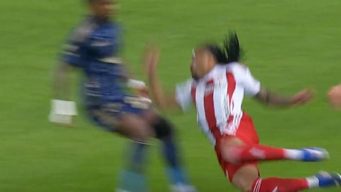 BALLET'İN YERDE KALDIĞI POZİSYONDA FAUL KARARI DOĞRU MU?
Bülent Yıldırım: Burada hiçbir şey yoktu. Hiçbir şey yokken faul çaldı. Antalyasporlu oyuncu yere düşerken rakibinin bileğine bütün ağırlıyla düştüğü için sakatlanmasına sebep oldu. Yine yanlış bir karardı.Bahattin Duran: Burada hakem Antalyaspor yerine faul verdi. Burada kesinlikle bir faul görmüyorum.Deniz Çoban: Antalyasporlu oyuncu topa basıp düşüyor. Fenerbahçeli oyuncu için kötü bir durum. Burada herhangi bir faul yok.