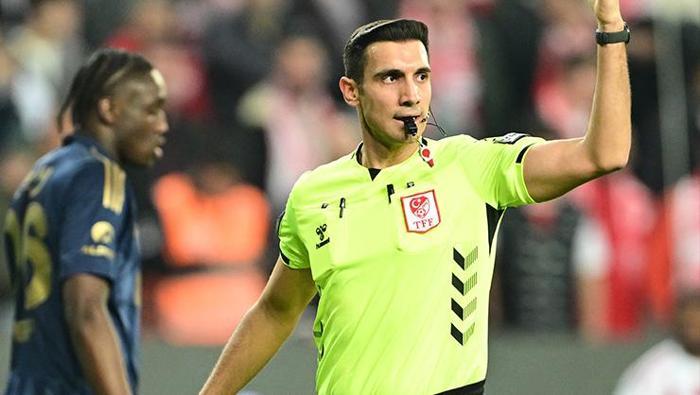 KARARLARI ÇOK TARTIŞILDI
Trendyol Süper Lig'de Antalyaspor ve Fenerbahçe arasında oynanan maçta düdük çalan hakem Alper Akarsu'nun kararları çok tartışıldı.