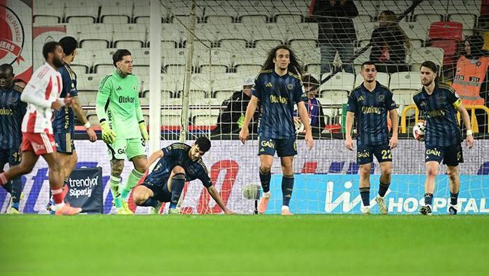 Trendyol Süper Lig'in 24. hafta mücadelesinde Antalyaspor ve Fenerbahçe karşı karşıya geldi. 4 gollü müsabaka 2-2 sona erdi.