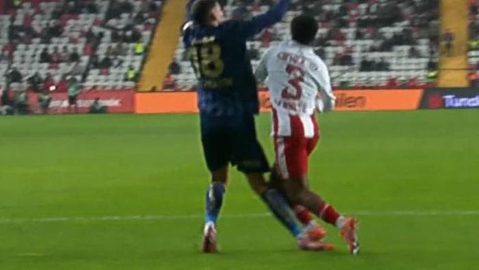 MERT MÜLDÜR'E YAPILAN MÜDAHALEDE PENALTI GEREKİR Mİ?
Deniz Çoban: Tartışmasız bir penaltı. Gözden kaçmış. Anlatacak bir şey yok. Kırmızılı oyuncu lacivertli oyuncunun orada olduğunu biliyor. Topa ulaşma şansı da yok. Rakibin ayağına basıyor. Hem diziyle alttan sıkıştırdı üstten de diziyle hamle yaptı. Tartışmasız bir penaltı.Bülent Yıldırım: Tartışılacak hiçbir tarafı olmayan bariz bir ihlal. Oyuncunun sağ ayağı penaltıyı yapan ayak. Mert ayağını hala kurtarmaya çalışıyor. Öyle bir sert basma ki Mert diğer ayağıyla bile basamıyor. Oyuncunun topla oynama şansını etkileyen bir müdahale açık bariz net bir penaltı kaçtı.Bahattin Duran: Bu basma net penaltı. Kontrolsüz bir hareket. Bir de sarı kart görmesi gerekliydi.
