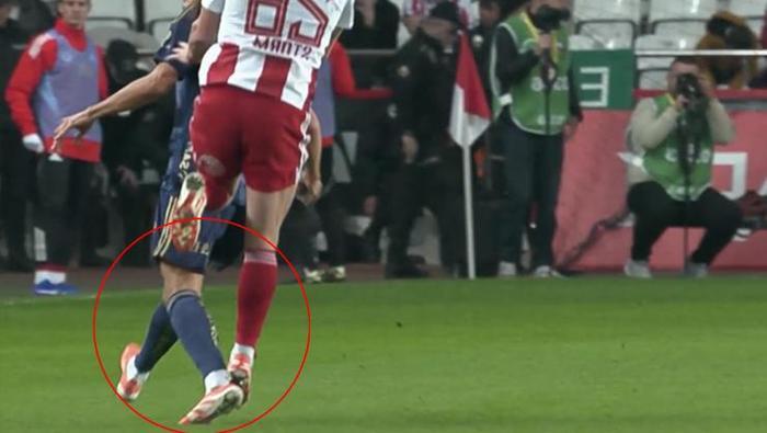 GUENDOUZI'YE YAPILAN MÜDAHALEDE FAUL KARARI YETERLİ Mİ?
Bülent Yıldırım: Yükseldiği ayağı inerken aynı şekilde rakibine geliyor. Kendisi içinde çok riskli bir hareketti. Benim açımdan da sadece faul.Deniz Çoban: Antalyasporlu oyuncu bu sıçramayı niye yapıyor? Guendouzi önünde. Ben ona takıldım. Hakem yorumunu eleştirecek değilim ama. Antalyasporlu oyuncun hamlesine anlam veremedim. Bence faul ve sarı kart.Bahattin Duran: Hafta içi yaşanan maçta da buna benzer pozisyon yaşadık. Oyuncuyu görüyor ve kendi hareketlerini kontrol de edebilir. Bu hareket kontrolsüz. Ben bu harekete kart diyorum.