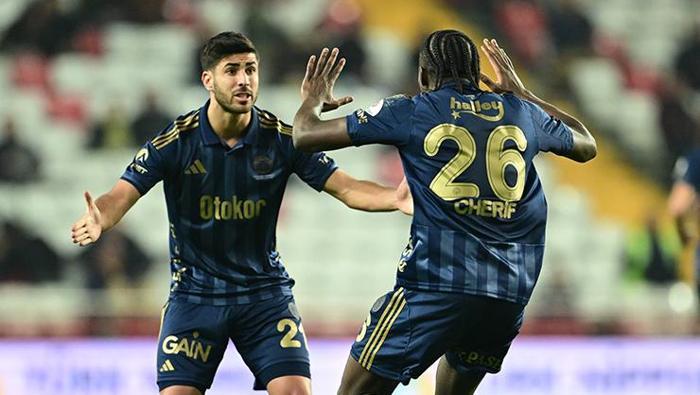 FENERBAHÇE 3. KEZ 2-0 GERİYE DÜŞTÜĞÜ MAÇTA PUAN ALDI
Fenerbahçe, bu sezon 3. kez 2-0 geriye düştüğü maçta geri dönüşü yakaladı. Ligin 11. haftasında oynanan Beşiktaş derbisinde de 2-0 geriye düşen sarı-lacivertliler, rakibini 3-2 mağlup etti. 13. hafta Rizespor'a konuk olan Tedesco'nun öğrencileri yine 2 farklı mağlup durumdayken mücadeleyi 5-2 kazandı ve hanesine 3 puan yazdırdı. Fenerbahçe, lig maçlarında tabelada 2-0 geride olduğu maçlarda 7 puan topladı.