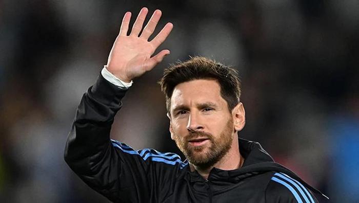 'TÜM TAKTİKSEL MANTIĞI ALT ÜST EDİYOR'
İyi bir oyuncuyu nasıl tanırsınız?Topa ilk dokunuşu ve top kendisine ulaşmadan önceki mekânsal farkındalığı çok önemlidir. İyi bir oyuncu sadece topa oynamaz; zaman ve mekânla oynar.Bugüne kadar karşılaştığınız en iyi oyuncu kimdi?Lionel Messi. Tüm taktiksel mantığı alt üst ediyor. Seksen dakika boyunca onu kontrol altında tutabilirsiniz, kalan on dakikada ise tüm taktik planı tamamen alt üst eder. Ayrıca, önümüzdeki on yıllar boyunca onun gibi bir futbolcunun daha olmayacağını da tahmin ediyorum.