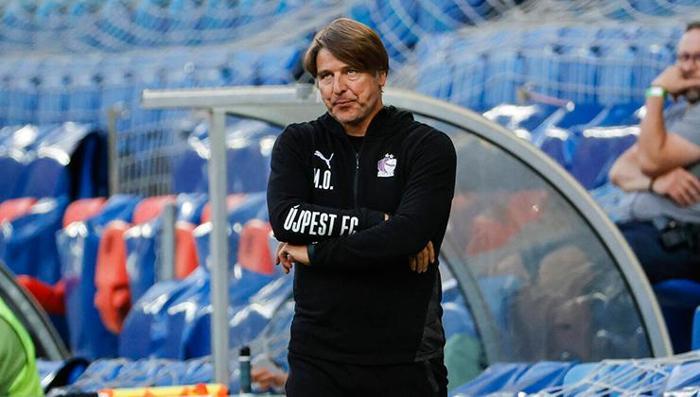 'PROFESYONEL KARİYERİMİN YOLUNU AÇTI'
Kariyerinizdeki en önemli antrenör kim?Michael Oenning! Beni Bochum'dan Nürnberg'e getirdi ve profesyonel kariyerimin yolunu açtı. Daha sonra başkaları beni ulusal düzeyden uluslararası en üst düzeye taşıdı, ancak en önemli adım profesyonel olmaktı. Bu nedenle: Michael Oenning!Kime hayranlık duyuyorsunuz?Büyük başarılara rağmen alçakgönüllülüklerini ve ahlaki dürüstlüklerini koruyan insanlar.