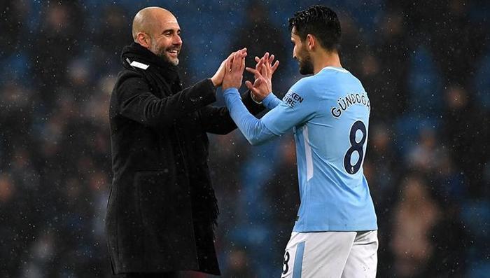 'GUARDIOLA BENİM İÇİN ÖLÇÜT'
En sevdiğiniz oyuncu kim?Xavi ve Iniesta. FC Barcelona'nın en parlak dönemlerinde oynadıkları maçları izlemeyi çok severdim ve onlardan her zaman olabildiğince çok şey öğrenmeye çalışırdım.En sevdiğiniz antrenör kim?Net bir vizyona sahip ve bunu iletebilen her teknik direktöre son derece saygı duyuyorum. Pep Guardiola bu konuda benim için bir ölçüt. Onunla birlikte teknik direktörlük kariyerime başlamak bir hayal olurdu. Ama o zamana kadar Pep'in hala aktif bir teknik direktör olup olmayacağını kim bilebilir ki?