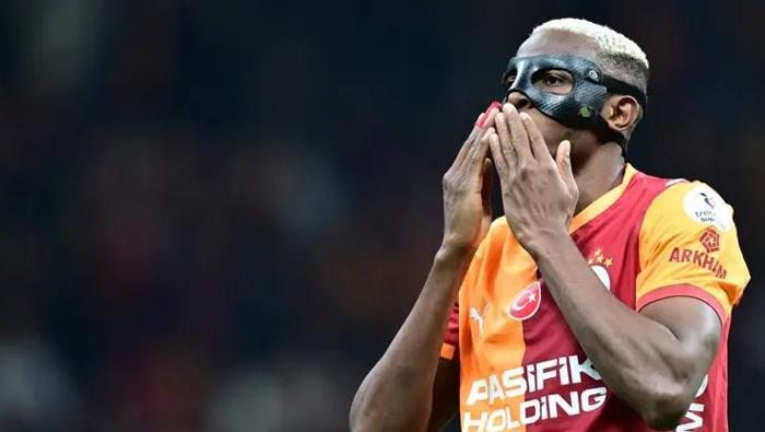 PSG 120 MİLYONA ÇIKACAK
Bu kulüpler arasında Juventus, ne pahasına olursa olsun Osimhen’i renklerine bağlamanın peşinde. PSG’nin ise 120 milyon Euro bandına kadar çıkacağı konuşuluyor. Atletico Madrid henüz bütçesini belirlememiş durumda. Bayern Münih de yarışa dahil olmak üzere Osimhen’le bir görüşme yapmaya hazırlanıyor. Son olarak Juve’ye yeşil ışık yakan 27 yaşındaki santrforun bu teklifleri görüşmeye sıcak baktığı da gelen haberler arasında.