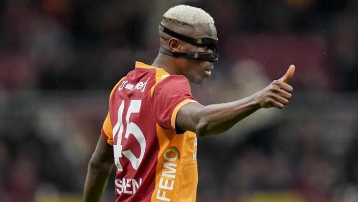 BEKLENTİ 150 MİLYON EURO
Şampiyonlar Ligi’nde ilerledikçe Galatasaray’ın yıldızlarına olan taliplerin sayısı artıyor. Galatasaray Yönetimi’nin işi yaz transfer döneminde hiç kolay olmayacak gibi görünüyor. Çünkü Avrupa devleri Aslan’ın birçok yıldızı için kesenin ağzını şimdiden açmış durumda. En çok istenen oyuncu ise hiç şüphesiz Victor Osimhen. Devler Ligi’ndeki performansıyla parmak ısırtan Nijeryalı yıldız, 75 milyon Euro bonservis bedeliyle geldiği Galatasaray’da değerini iki katına çıkarmış durumda. Cim Bom’un golcü futbolcudan 150 milyon Euro’luk bir beklentisi var.