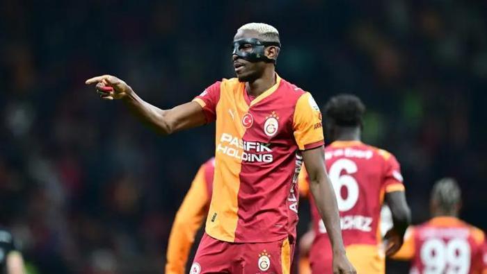 OSIMHEN DAMGA VURACAK
Bu hafta İngiliz, İtalyan ve İspanyol medyasında yer alan haberlere göre Osimhen yaz transfer dönemine damga vurması beklenen 1 numaralı isim konumunda. Oyuncuyu en yakından takip eden kulüplerin başında PSG, Juventus, Atletico Madrid ve Bayern Münih geliyor. Suudi Arabistan kulüplerinin de Osimhen’e ilgisi sürüyor ama oyuncunun Şampiyonlar Ligi seviyesinde kalma arzusu nedeniyle bu ilgi sadece piyasayı yükseltip Galatasaray’ın işine yarıyor.