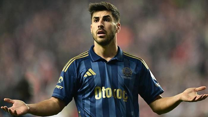 KANARYA'DA KARAMSAR TABLO
Fenerbahçe’de işler yolunda gitmiyor... Guendouzi ve Kante transferleri, Süper Kupa’da Galatasaray’ın mağlup edilmesi tüm camiaya moral olmuştu. Ancak son 10 günde sahada alınan sonuçlar nedeniyle yine karamsar bir tablo ortaya çıktı.