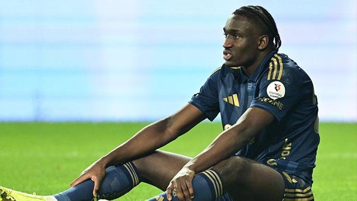 4 PUAN GERİYE DÜŞTÜ
Kanarya, hem UEFA Avrupa Ligi’ne veda etti hem de lider Galatasaray’ın 4 puan gerisine düştü. Peş peşe yaşanan sakatlıklar, başta Mert Müldür olmak üzere oyundan alınan isimlerin tavırları da tepki çekmeye başladı.