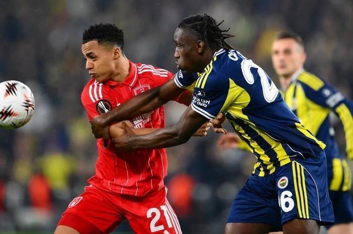İKİ GOL BİR ASİST
Fransız futbolcu Fenerbahçe formasıyla şu ana kadar yedi maça çıktı. Sidiki Cherif, söz konusu yedi karşılaşmada iki gol atıp bir asist yaparak toplamda üç gole direkt katkı sağladı.