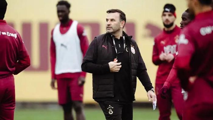 Galatasaray, Beşiktaş karşısında Şampiyonlar Ligi maçı temposunda zafere ulaşmaya çalışacak. Aslan’ın hocası Okan Buruk, Kemerburgaz’da tüm planlarını mutlak 3 puan parolasıyla yapıyor. Üstelik Sarı-Kırmızılılar, hafta içinde oynayacakları Liverpool maçını değil, bundan önce oynayıp kazandıkları Liverpool, Juventus, Ajax ve Bodo Glimt gibi üst seviye maçları düşünüyor. Okan hoca, tıpkı bu maçlarda olduğu gibi rakip kaleciden başlayacak bir şok pres dalgasıyla Beşiktaş savunmasını zor duruma düşürmenin hesapları içinde.