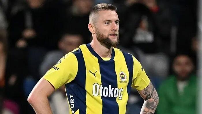 SKRINIAR SAKATLANINCA HER ŞEY DEĞİŞTİ
Ancak Trabzonspor deplasmanında 4-1-2-1-2’yle sürpriz yaptı, maç 3-2 kazanıldı. Daha sonra klasik düzene dönen Tedesco, Nottingham ile Kadıköy’de oynanan mücadelede Skriniar’ın sakatlanmasıyla birlikte radikal bir karar aldı.