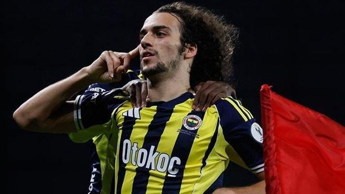 MATTEO GUENDOUZI DETAYI
Slovak yıldızın olmadığı maçlarda Nottingham deplasmanı ve Antalyaspor karşısında 3-5-2 tercih edildi. Guendouzi de orta sahadan stopere çekildi. Bu sistem Nottingham’da işlese de Antalya karşısında kayıplar yaşandı. Fenerbahçe, Gaziantep FK maçında da üçlü savunma oynadı ancak Guendouzi bu kez orta sahada yer aldı.